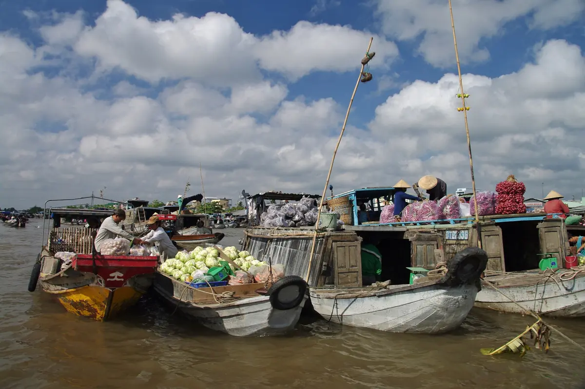 Mit Waren beladene Boote auf dem schwimmenden Markt Cai Rang