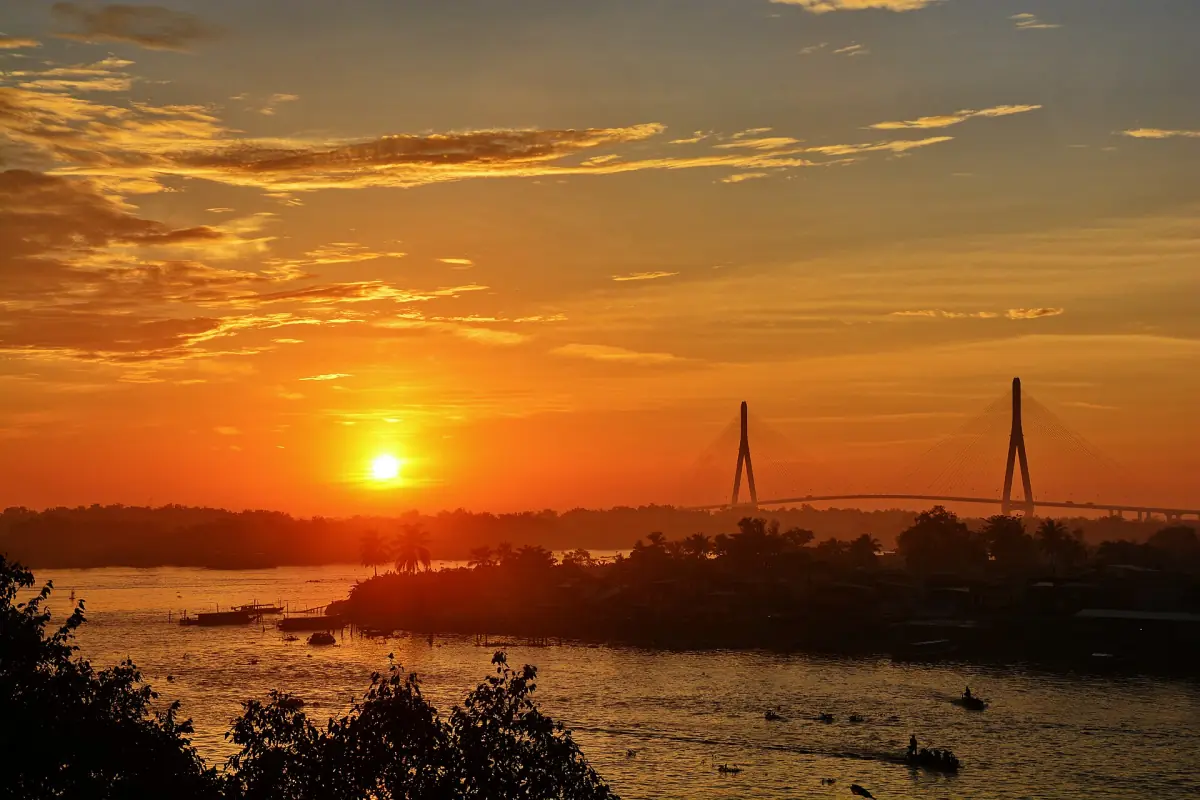 Le pont de Cần Thơ au coucher du soleil