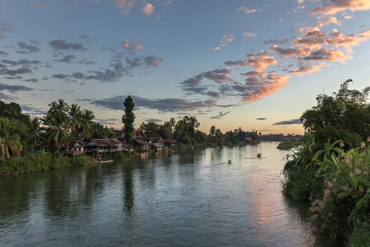 Das Mekong-Ufer bei Sonnenuntergang