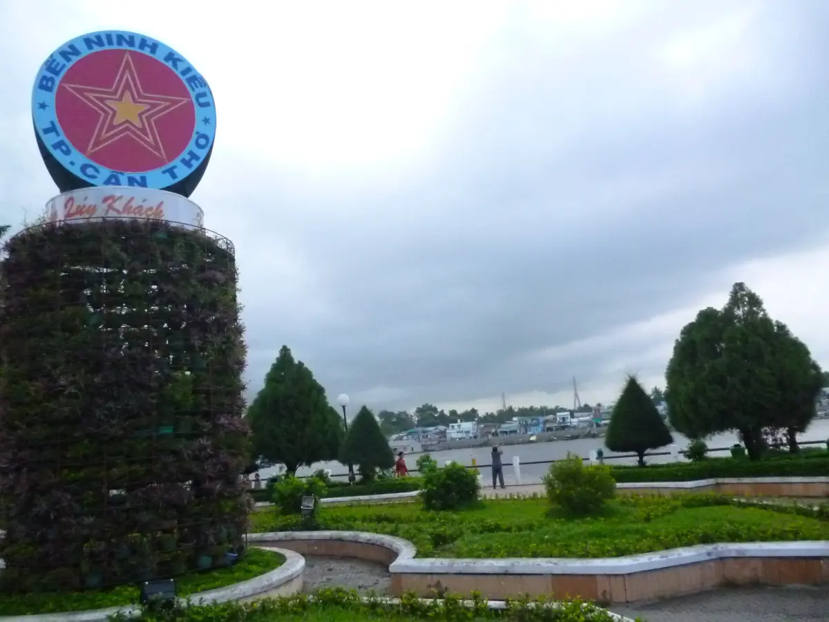 Le quai de Ninh Kiều et son enseigne emblématique